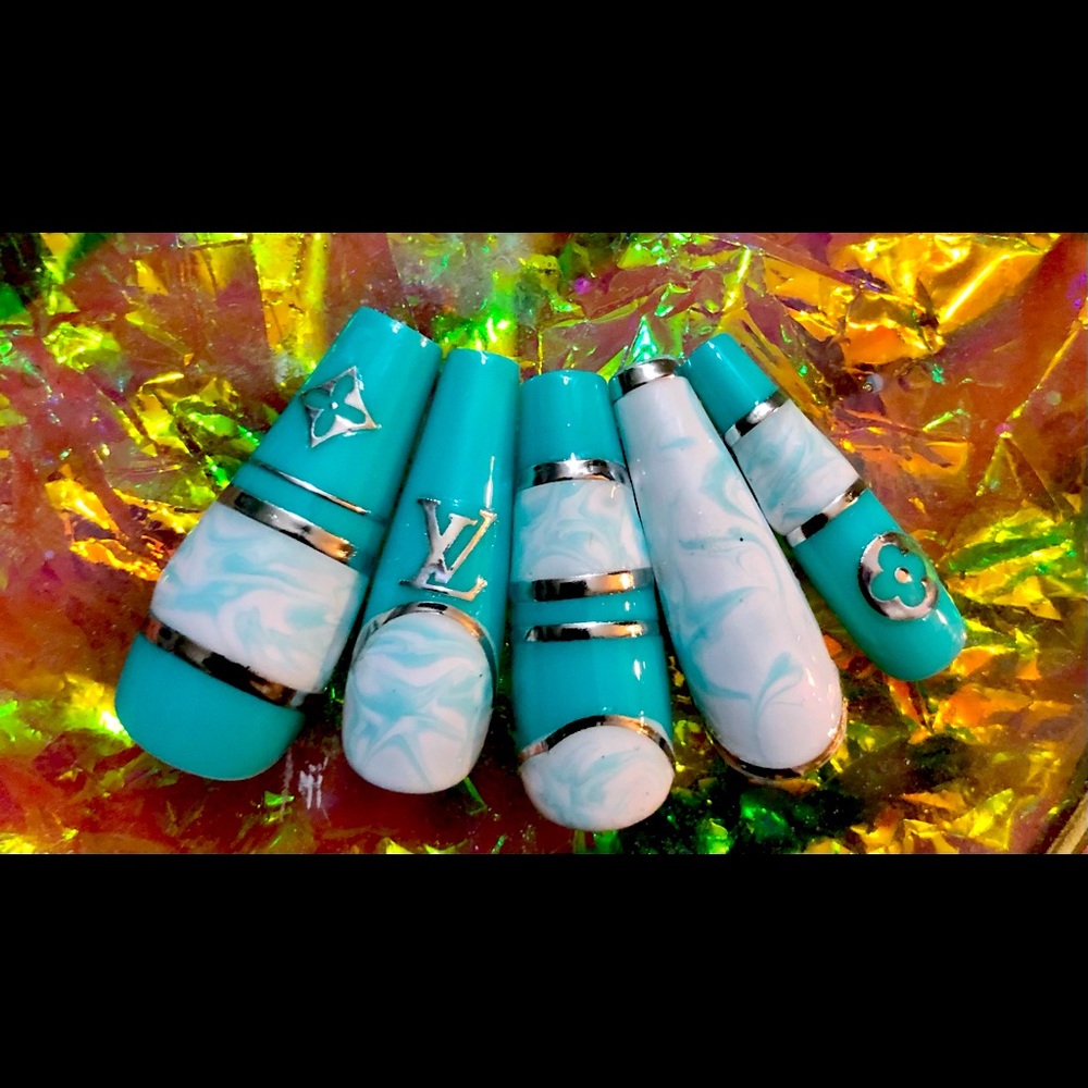 Press on nails